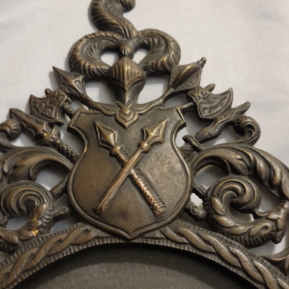 VINTAGE MEDIEVAL THEME BRASS MIRROR SWORDS AND SHIELDS DESIGN - Picture 10 of 16